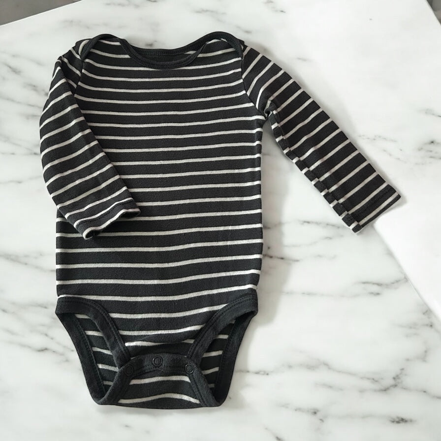 Carter long sleeved grey and white onesie 12m 1332